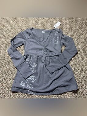 Hollister Gray Long Sleeve V-Neck Tunic with Silver print women’s medium NWT